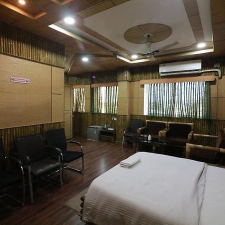 Hotel Himalaya Агартала Экстерьер фото