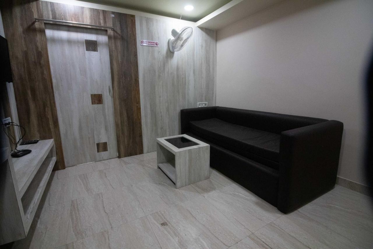 Hotel Himalaya Агартала Экстерьер фото