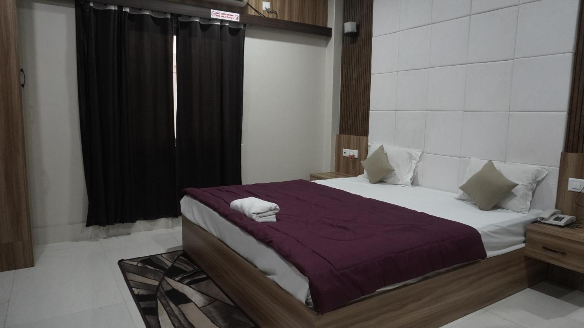 Hotel Himalaya Агартала Экстерьер фото